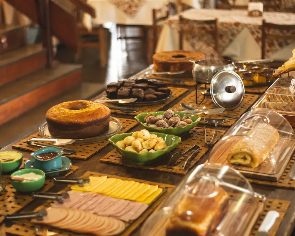Buffet do café da manhã do Hotel Fazenda Minas Real, com bolos caseiros, pães e frios